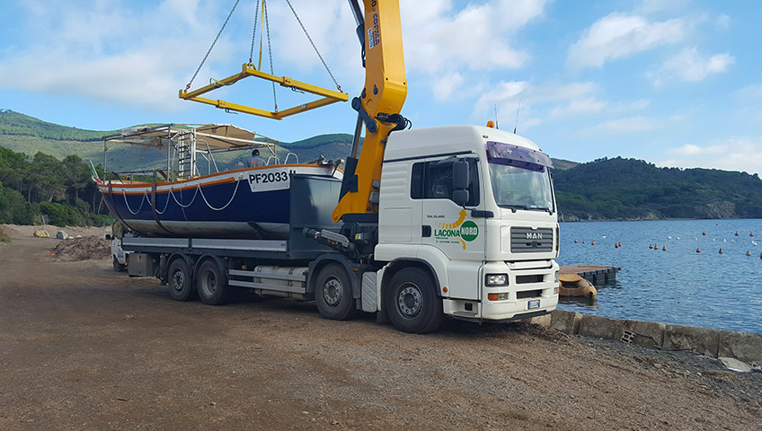 Transport von Booten auf der Insel Elba - LKW-Kran