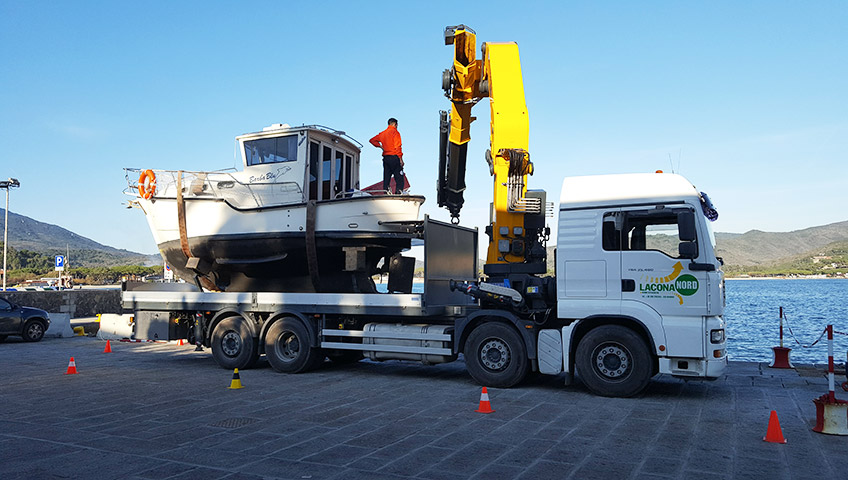 Transport von Booten auf der Insel Elba - LKW-Kran