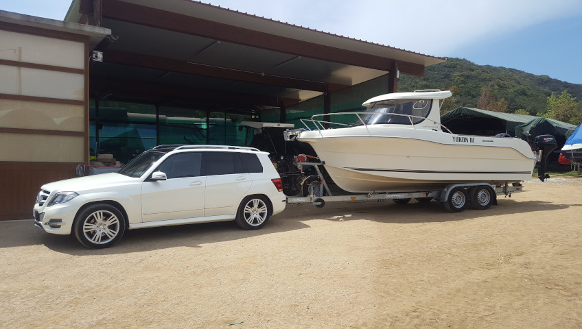 Boat towing on Elba Island - jeep with hook