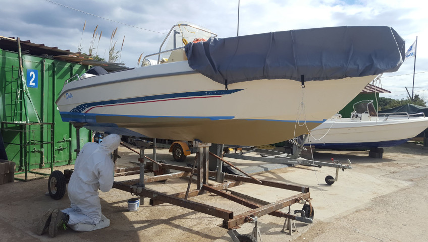 Anwendung von Rumpfreinigung und Antifouling