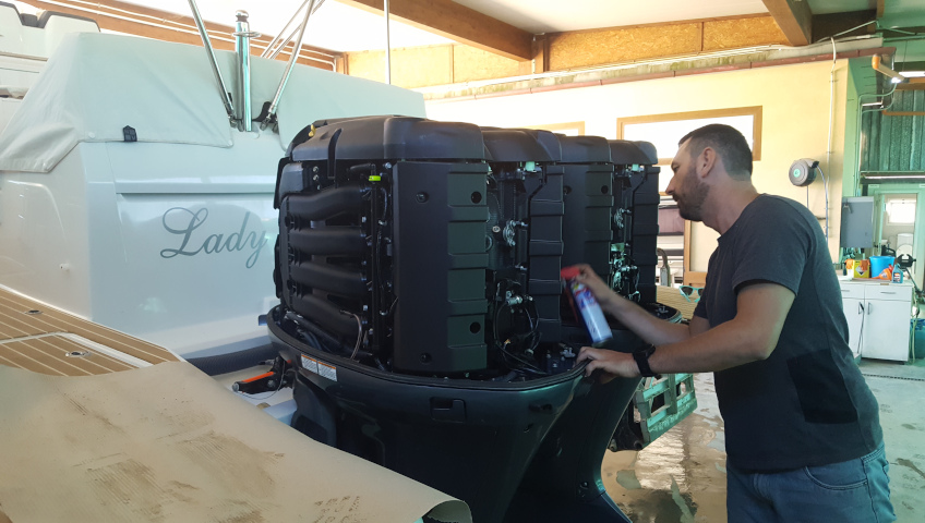 Yamaha engine maintenance - Boat storage on Elba Island